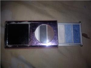 Eye shadow with mirror
